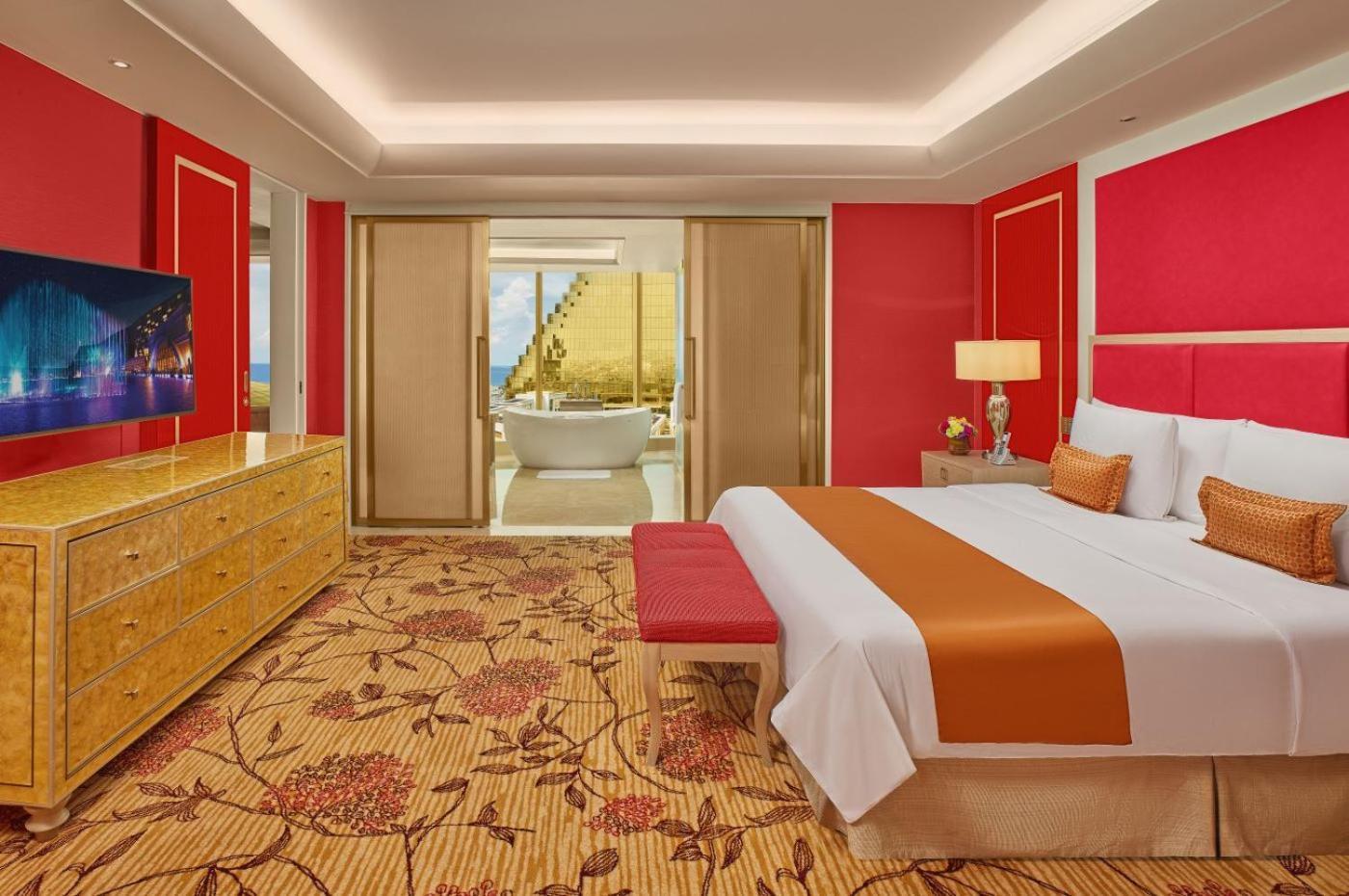 Okada Manila Ξενοδοχείο Πασάι Εξωτερικό φωτογραφία A bedroom in the hotel